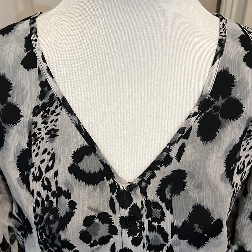 Gray and black tunic top. Brand is Glam. Large - Picture 4 of 7